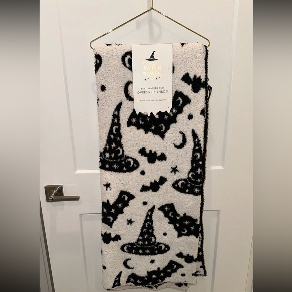 Witch Season Witch hats and bats Throw Blanket